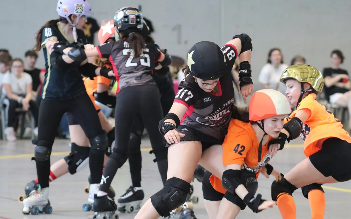 Jeunes joueuses de roller derby du collectif GROL–Krak’N’Roll en match